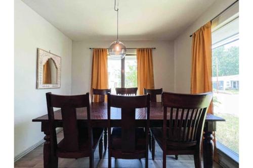 KING Bed / 10min to Dwntwn / Pets / Backyard Deck in Dallas, USA