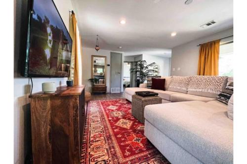 KING Bed / 10min to Dwntwn / Pets / Backyard Deck in Dallas, USA
