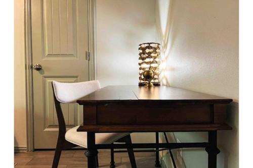 KING Bed / 10min to Dwntwn / Pets / Backyard Deck, Dallas (foto 10)