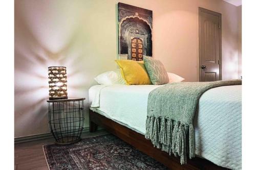 KING Bed / 10min to Dwntwn / Pets / Backyard Deck in Dallas, USA