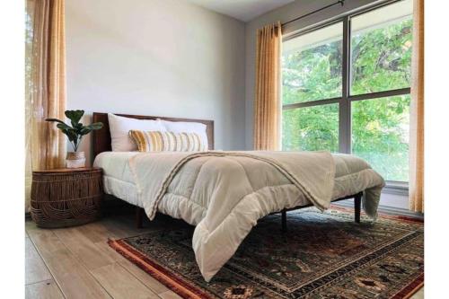 KING Bed / 10min to Dwntwn / Pets / Backyard Deck in Dallas, USA