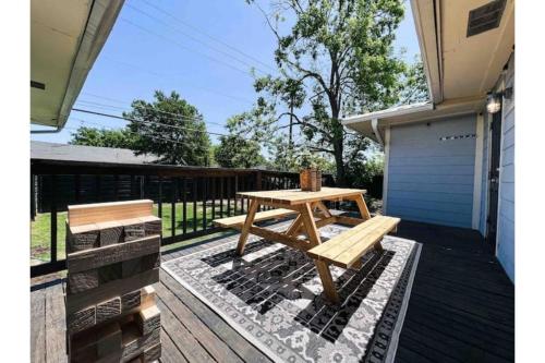 KING Bed / 10min to Dwntwn / Pets / Backyard Deck, Dallas (foto 4)