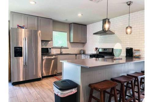 KING Bed / 10min to Dwntwn / Pets / Backyard Deck in Dallas, USA