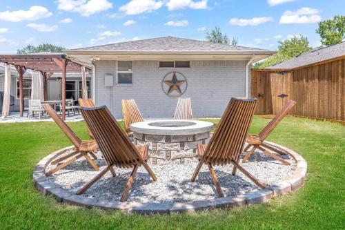 Cowboy theme with heated stock tank, pool table, BBQ, firepit, fiber internet in Carrollton, USA