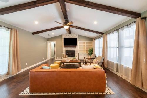 Cowboy theme with heated stock tank, pool table, BBQ, firepit, fiber internet in Carrollton, USA