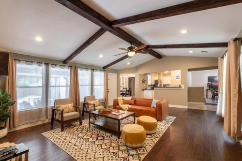 Cowboy theme with heated stock tank, pool table, BBQ, firepit, fiber internet in Carrollton, USA