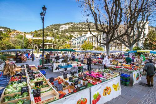 Market Square 2 bedrooms 2 baths AC private garage - Location saisonnière - Beaulieu-sur-Mer