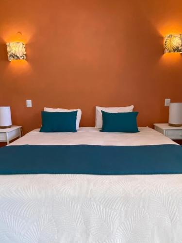 2 queen beds, 1 sofa bed