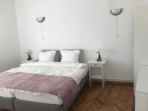 1 queen bed, 1 sofa bed