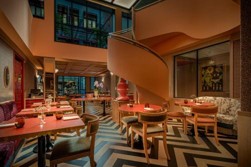 Restaurant, The Editory Boulevard Aliados Hotel near Do Carmo Kirche