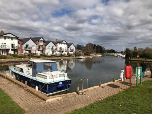 Skats, Entire Loddon Apartment in Loddona