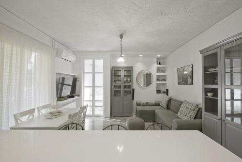Belva Blue Glyfada Modern 2BR Walk to Ctr & Beach, Atény