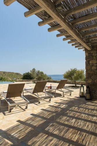 Elegant Seaside Villa, great views, infinity pool, Lia, Mykonos