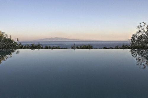 Elegant Seaside Villa, great views, infinity pool, Lia, Mykonos