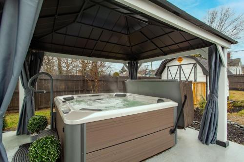 Blue Valley Inn - Hot Tub & Spacious Play Area! in Knoxville, USA