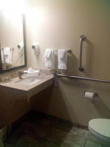 Bathroom, Cobblestone Inn and Suites Devils Lake in Devils Lake (ND)