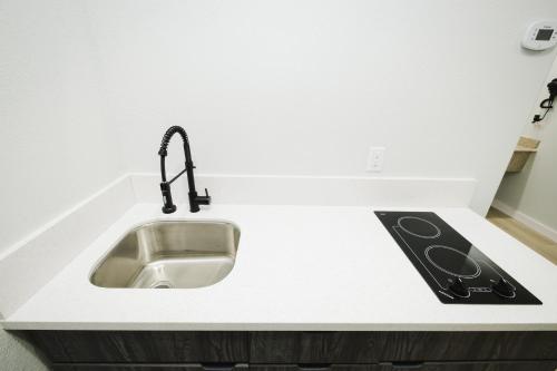 Sapphire Inn & Suites - image 7