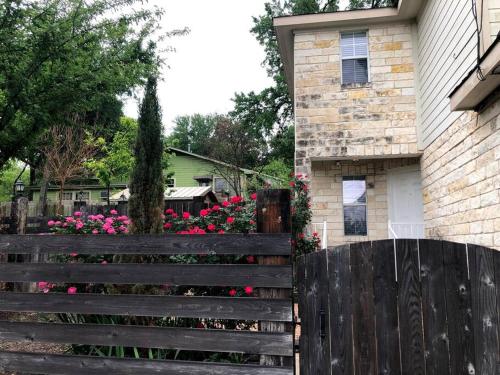 Cozy 3-bed Garden Home - 10 mins to UT Stadium and Downtown Austin