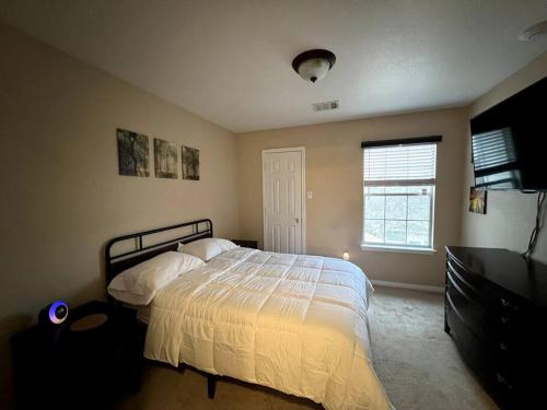 Cozy 3-bed Garden Home - 10 mins to UT Stadium and Downtown Austin in Austin, USA