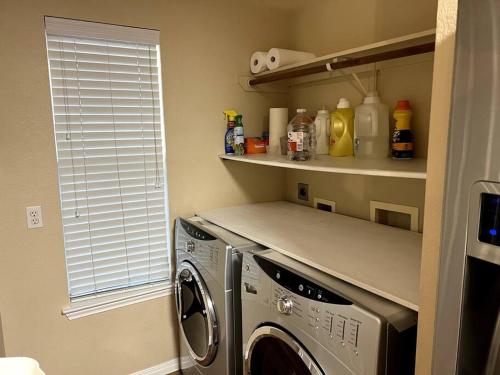 Cozy 3-bed Garden Home - 10 mins to UT Stadium and Downtown Austin in Austin, USA