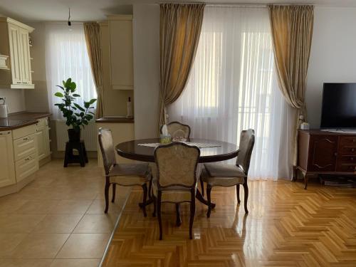 Central Luxury Apartment, Pale