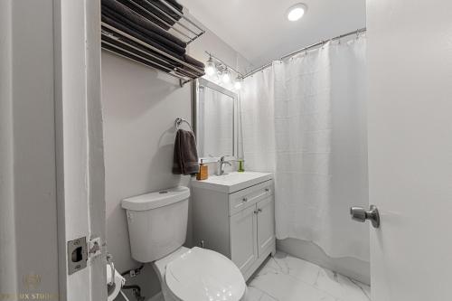 Bathroom, Cozy Family Gem - newly remodeled townhouse in Ravenswood Gardens