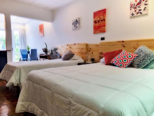 1 queen bed, 1 twin bed