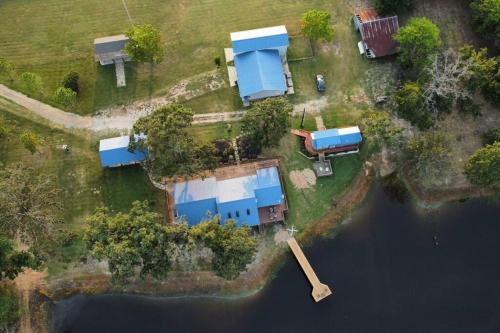 A szálláshely kívülről, Sweet Dove Cottage has Walking Trails with Fishing Pond fun place to stay and play in Emory (TX)
