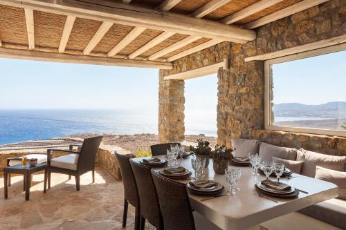 Elegant Seaside Villa, great views, infinity pool, Lia, Mykonos