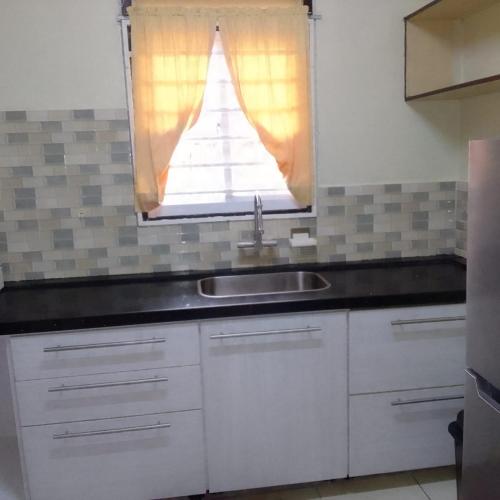 3 Bed House - Sleeps 4 - Parking - Enclosed Garden, Paramaribo (foto 2)