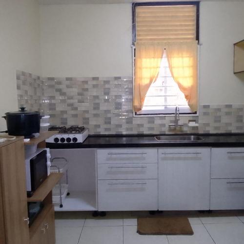 3 Bed House - Sleeps 4 - Parking - Enclosed Garden, Paramaribo (foto 3)