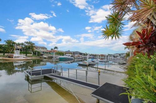 Beautiful Waterfront house with Private Pier&Pool! in Coombabah