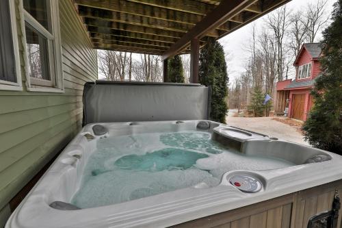 The Tanglewood Lodge- Amazing Ski Home for Groups, Hot Tub, Close to Killington Resort! home