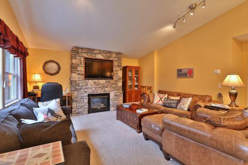 The Tanglewood Lodge- Amazing Ski Home for Groups, Hot Tub, Close to Killington Resort! home