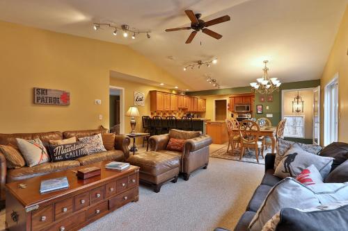 The Tanglewood Lodge- Amazing Ski Home for Groups, Hot Tub, Close to Killington Resort! home