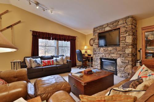 The Tanglewood Lodge- Amazing Ski Home for Groups, Hot Tub, Close to Killington Resort! home