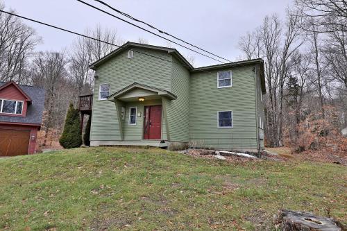 The Tanglewood Lodge- Amazing Ski Home for Groups, Hot Tub, Close to Killington Resort! home