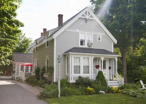 James Place Inn Bed and Breakfast - 출입구