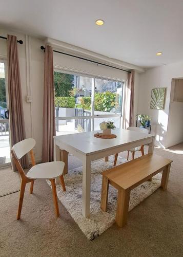 family friendly 3BR flat - 3min walk to the beach - self contained, Auckland
