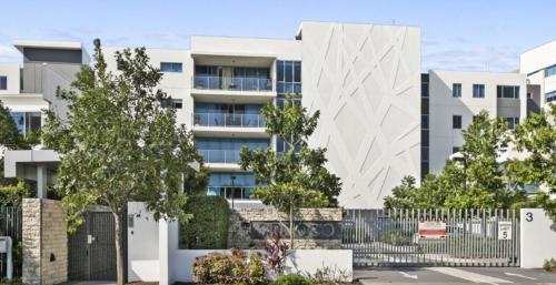 428932275 Harbour Quays Apartments