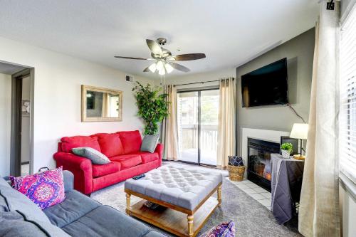 Beautiful Branson Condo with Golf and Pool Access! in Branson, USA