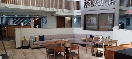 홀리데이 인 맥앨런 – 메디컬 센터 지역 바이 IHG - 로비