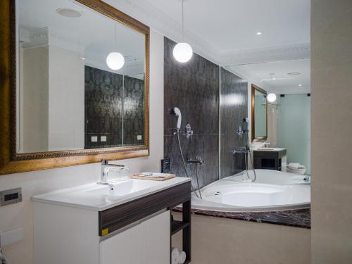 room detail thumbnail 2