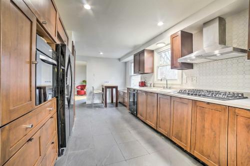 15 Mi to Pittsburgh: WFH-Friendly Home w/ Deck in Monroeville