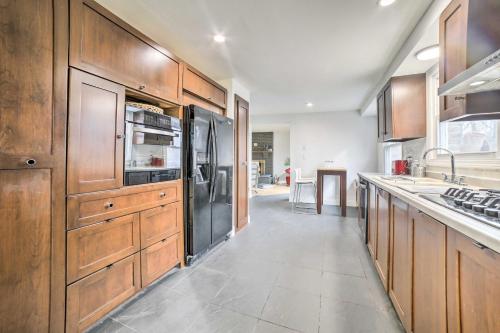 15 Mi to Pittsburgh: WFH-Friendly Home w/ Deck in Monroeville