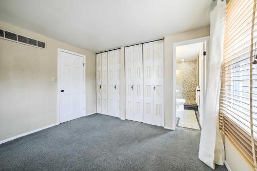 15 Mi to Pittsburgh: WFH-Friendly Home w/ Deck in Monroeville