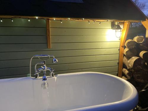 Hobbit Cabin for 2 - Outdoor Bath Wood Burner in Карлюк