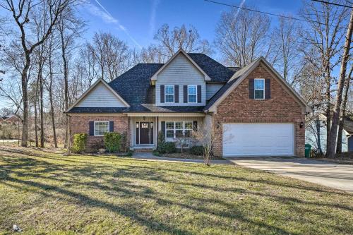 . High Point Home ~ 1 Mi to Oak Hollow Lake!