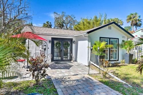 Florida Getaway with Patio about 3 Mi to Beaches! in New Smyrna Beach, Vereinigte Staaten von Amerika