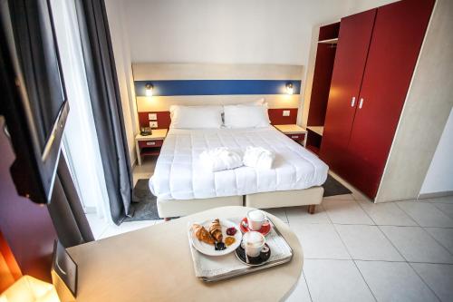 2 twin beds, 1 sofa bed